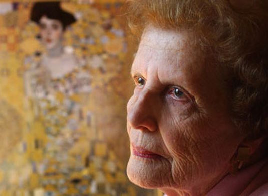 Maria Altmann devant le portrait de sa tante Adèle.